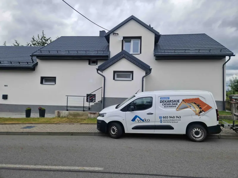Haus nach Dachsanierung, Firmenwagen von Dachy Łyczko